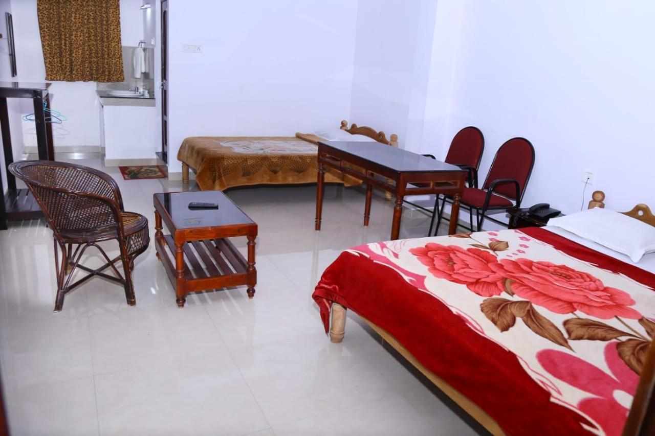 Dubai Hotel & Restaurant Кумараком Екстериор снимка